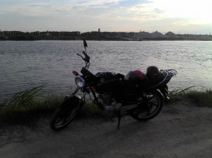 夕阳下摩托车