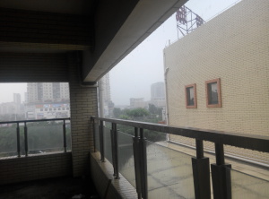 中南服饰楼外看雨