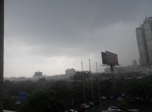 中南服饰楼外大雨